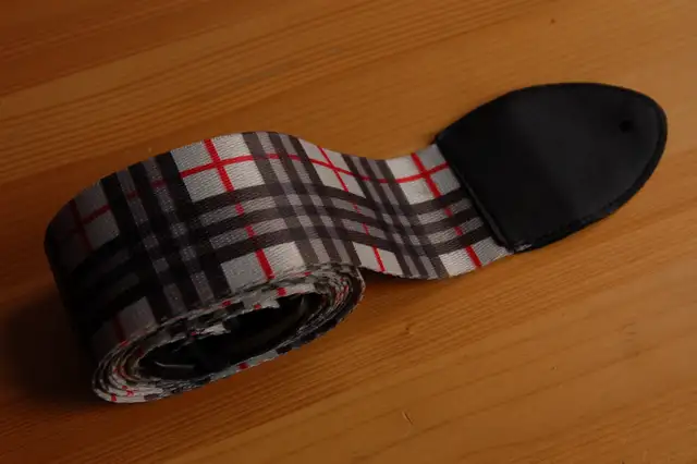 PLAID GUITAR STRAP, 5 CM WIDE X 198 CM LONG, EXCELLENT CONDITION in Guitars in Gatineau - Image 3