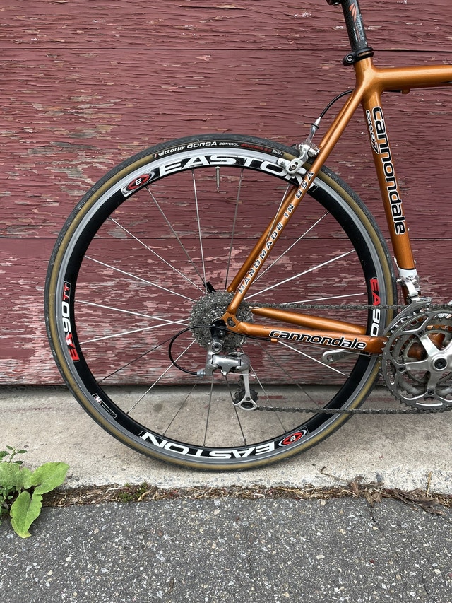 Vélo de route Cannondale R700 54cm ultegra 105 roue easton De route