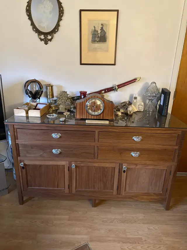 meuble en noyer in TV Tables & Entertainment Units in West Island - Image 2