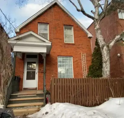 3 bedroom apartment located 3 blocs from University of Ottawa