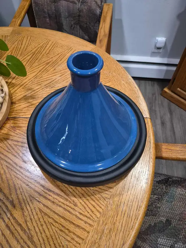 Le Creuset Tagine in Kitchen & Dining Wares in Edmonton - Image 3