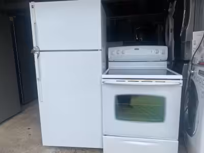 Works great White set Fridge $300 Stove $300 Very clean Can plug in and test