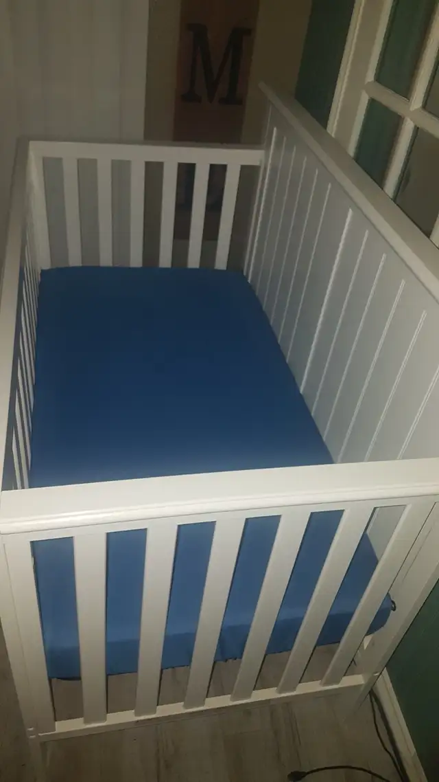 Graco Baby Crib with Mattress in Cribs in Trenton - Image 3