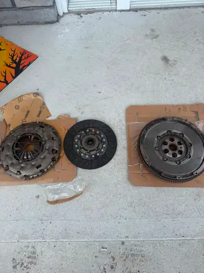 Salut je vends un kit de clutch pour moteur diesel cjaa 2009-2014 2.0l turbo Volks Jetta, golf,sport...