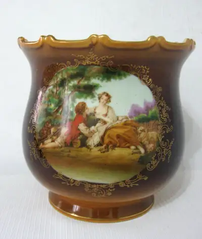 CACHE POT/JARDINIERE PORCELAINE VINTAGE PORCELAIN PLANTER Mesure 6 1/2 pouces par 6 1/4 pouces, En e...