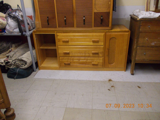 meuble antique in Dressers & Wardrobes in Lac-Saint-Jean - Image 3