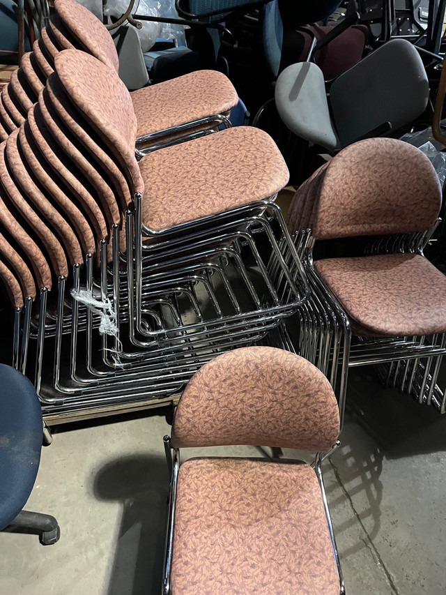 Chaise avec cadre en acier chromé in Chairs & Recliners in Drummondville - Image 4
