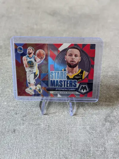 Stephen Curry4× Champion NBA (2015, 2017, 2018, 2022)Prix: [6$] Lieu : Bois des Filion/ Lorraine.Con...