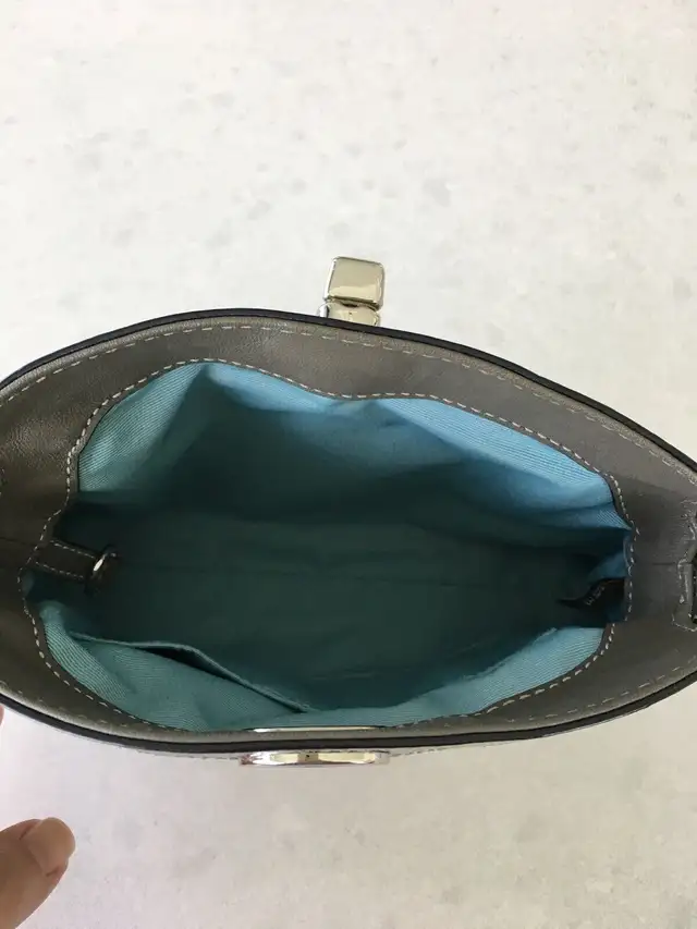 Coach wristlet handbag.  in Women's - Bags & Wallets in City of Montréal - Image 3