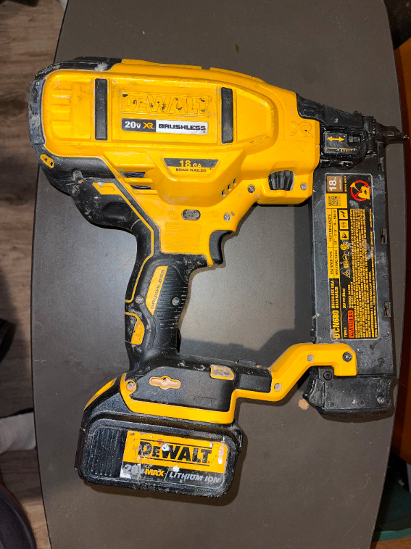 DEWALT - 20V Cordless Brad Nailer Kit w/Battery&Charger in Power Tools in Burnaby/New Westminster - Image 2
