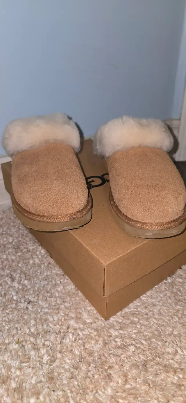 UGG slippers in Women's - Shoes in Markham / York Region - Image 4