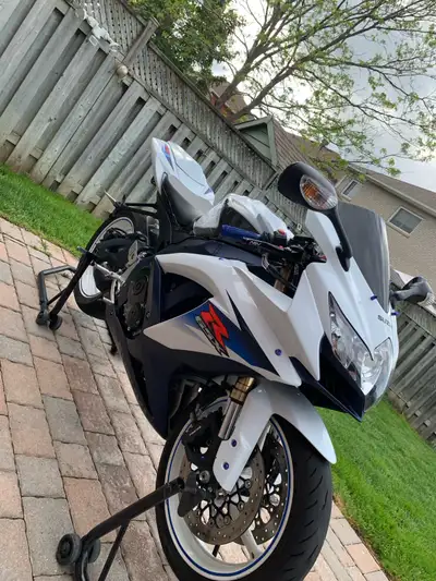 2010 gsxr 600cc limited edition navy blue fram stock from factory need gone asap! 5,000 OBO contact...