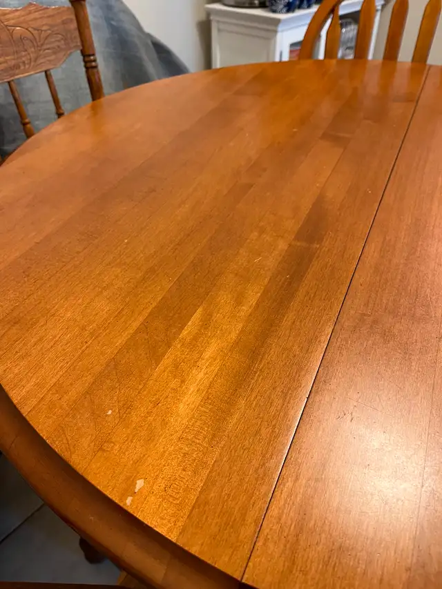 Krogher solid maple table with 2 leaves & 6 chairs in Dining Tables & Sets in Kingston - Image 4