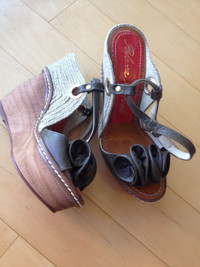 New Paloma Barcelo Leather sandals- size 5 (could fit up to 5.5)