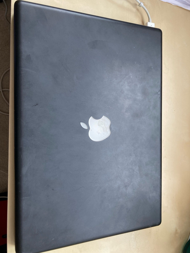 Fully functional late 2009 black MacBook in Laptops in Barrie