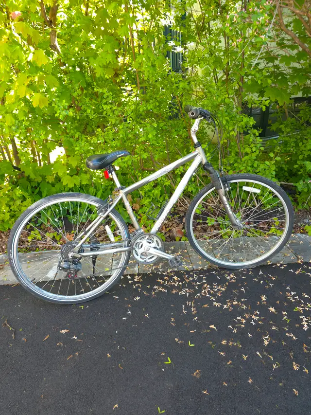 Two Norco Hybrid Bikes for Sale – Great Condition! in Cruiser, Commuter & Hybrid in City of Montréal - Image 2