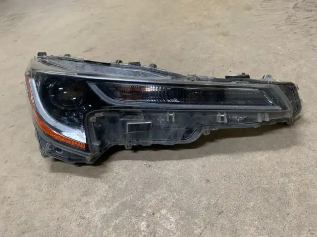 2022 toyota corolla le ..  sedan ..  rh headlight in Auto Body Parts in Edmonton - Image 2