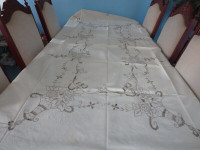 Brand New, Full size, Table Cloth with matching Napkins for sale