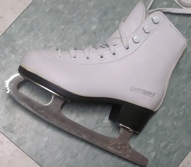 NEW WINNWELL Figure SKATES Size 10Y (Inner length 18.2cm/7.1'') in Skates & Blades in Muskoka - Image 4