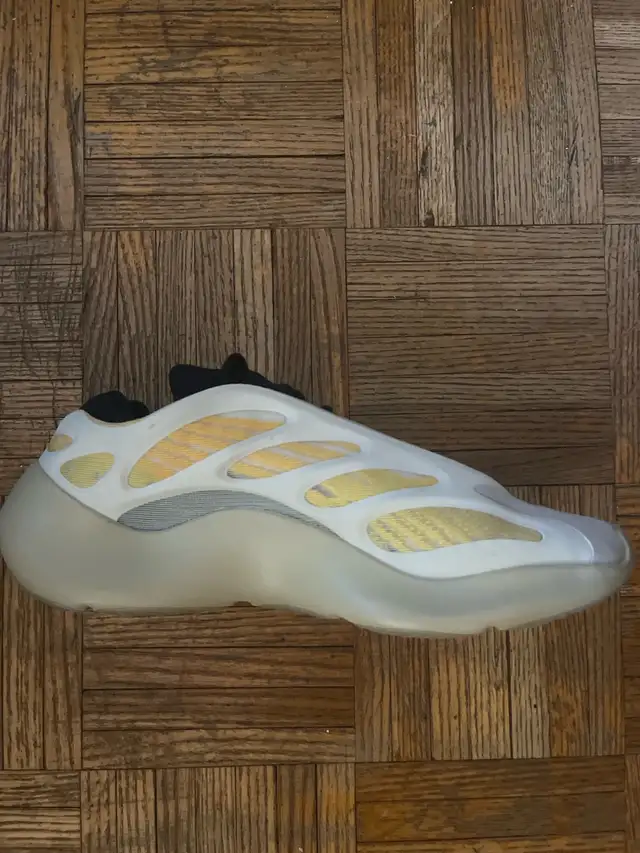 700 Yeezy  in Men's Shoes in City of Toronto - Image 3
