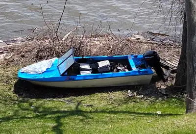 Bateau en très mauvais à donner avec trailer. Moteur à vendre. Vous devez venir le chercher.