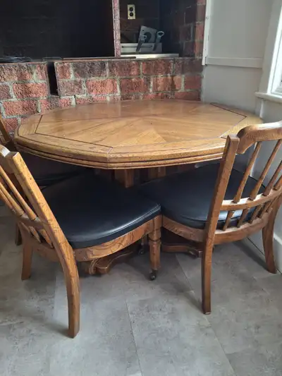 Ensemble table et chaises en bois, View more