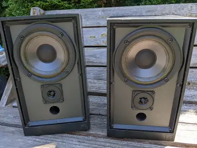 Harman Kardon 80w Bookshelf speakers Great vintage quality speakers Has some signs of use but still...