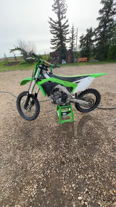 This Kawasaki KX250F is a high-performance, race-ready motocross machine featuring a 250cc engine an...