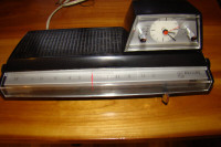 Vintage Phillips AM/FM clock radio