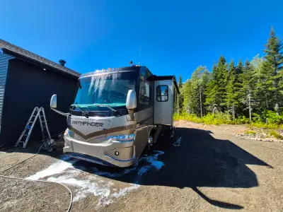 Coachmen pathfinder 2008. Pusher diesel, 37 pieds. 86 000 miles.Avec moteur cummins 5.9, transmissio...