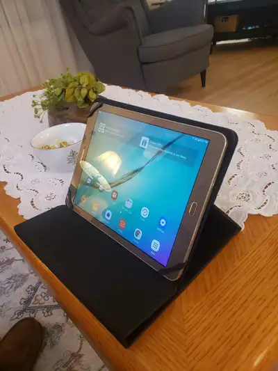 This is a used Samsung Tab S2, offering a blend of portability and functionality. It's in good condi...