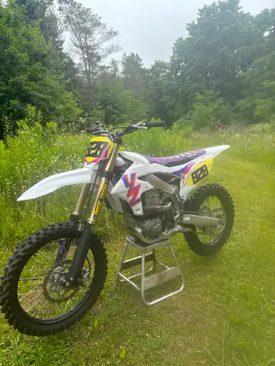 25 hours on the bike. Guts seat and race tech suspension. No trades. O.B.O