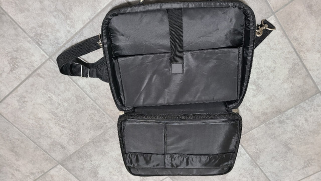 Samsonite laptop bag in Laptop Accessories in Hamilton - Image 4