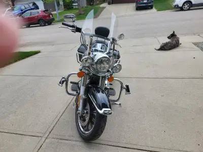 2017 Harley Davidson Road King FLHR touring motorcycle. Excellent condition. 6 peed. Milwaukee 8-107...
