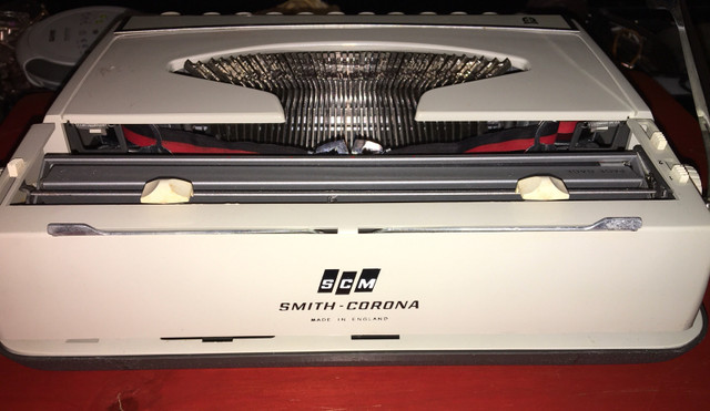 Vintage Smith Corona Manuel Typewriter  in Arts & Collectibles in City of Toronto - Image 3