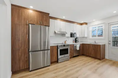 Superbe 4 1/2 spacieux, entièrement rénové, situé dans un sixplex tranquille du Vieux-Longueuil, à p...