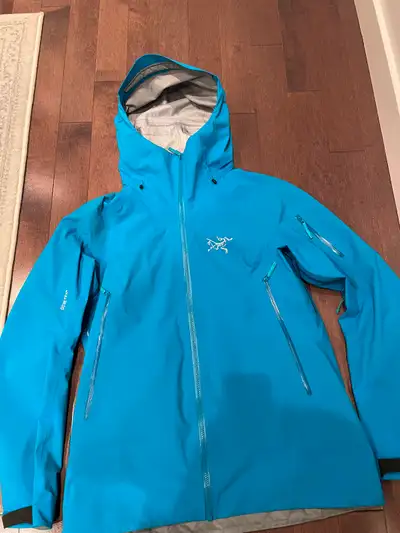 Arc’teryx women’s Sentinel skiing jacket, large GoreTex, View more