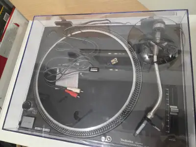 2x Tech 1200 SL-1200MK2 Mint Condition Comes with the dust covers, no scratches