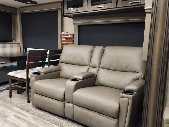 2021 Grand Design Refection 303RLS Fifth Wheel Trailer in Travel Trailers & Campers in Vernon - Image 7