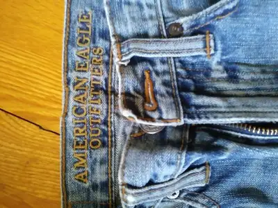 Jeans American Eagle de grandeur 28 x 32 slim fit en excellente condition. American Eagle jeans size...