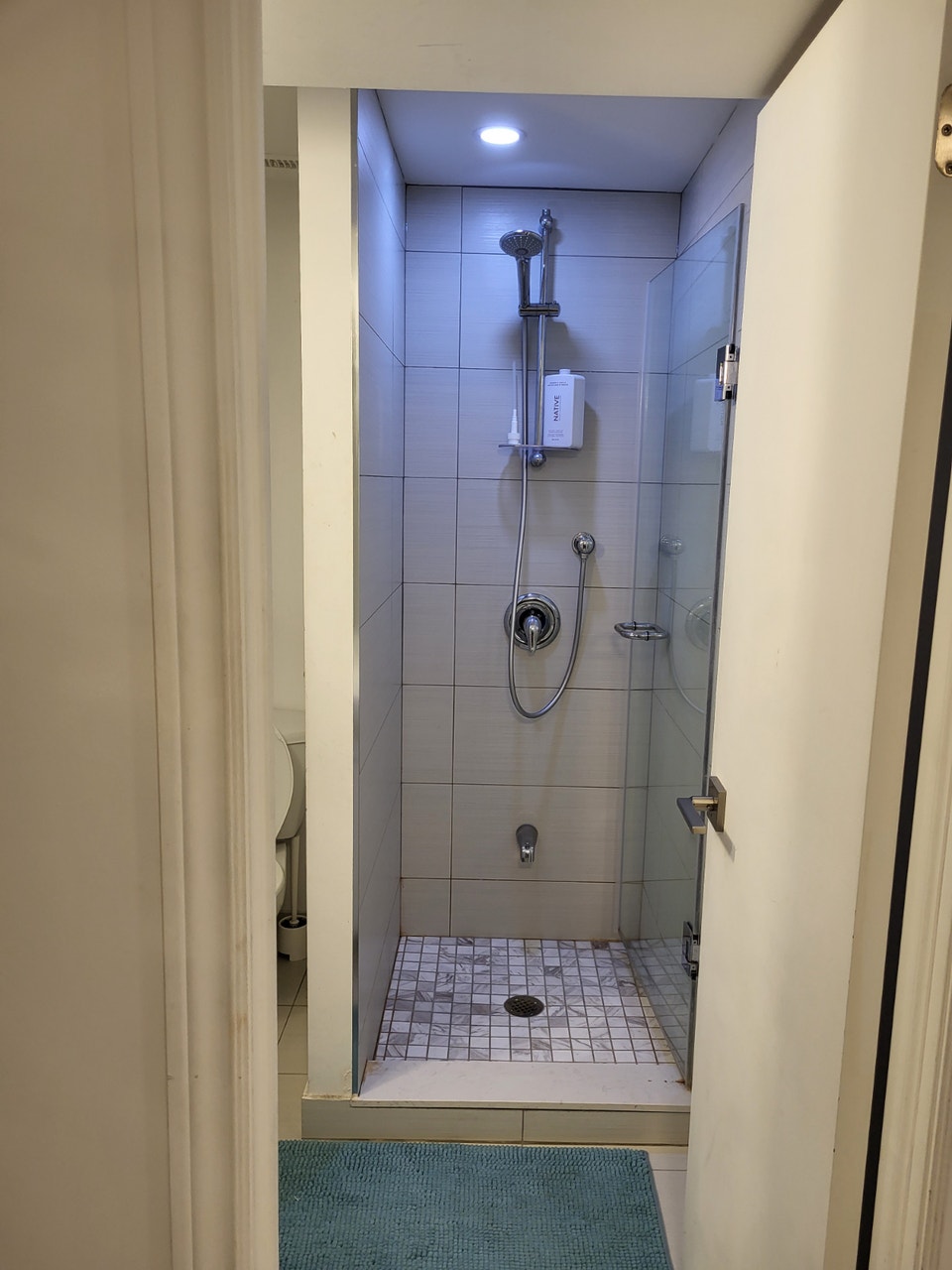 Modern Furnished Comfortable Suite Walk to Shops, Cafes, Subway 4