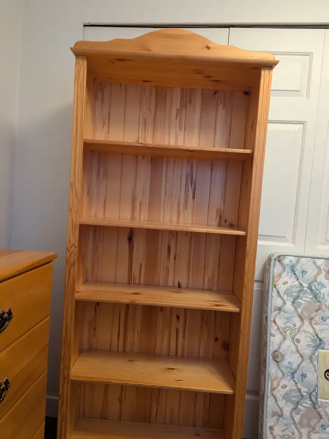 Used - Solid Wood Twin-size Bedroom Set in Beds & Mattresses in Delta/Surrey/Langley - Image 7