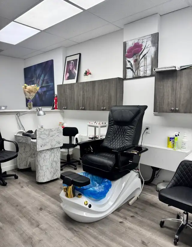 Nail tech needed!502662416691384320