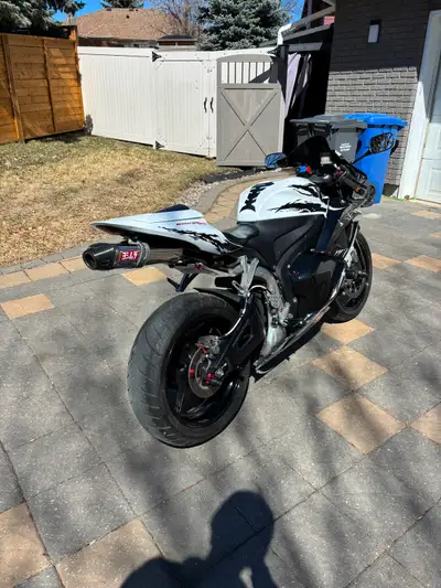 Selling my 2009 Honda CBR600RR. With 28000 kms -Yoshimura exhaust -level 2 Womet kit -Womet-Tech Fra...