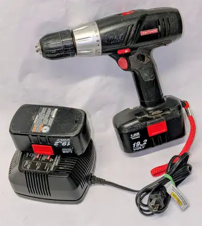 Craftsman 19.2V Cordless Driver Drill with Batteries & Charger and built in level It's in good condi...