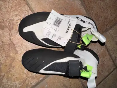 Condition: New – never used Five Ten Hiangle Size 9, 42 2/3 Colour: cloud white, core black, signal...