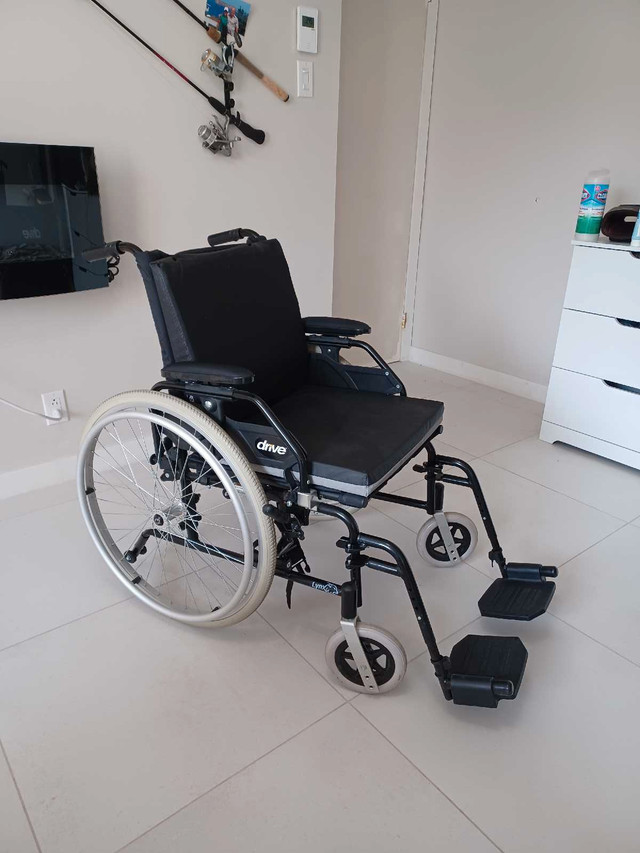 Fauteuil roulant ultra léger Lynx dans Santé et besoins spéciaux  à Laval/Rive Nord