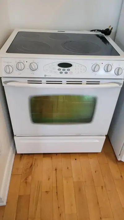 Cuisinière avec plaque en céramique à vendre. Très bonne condition, propre et entièrement fonctionne...
