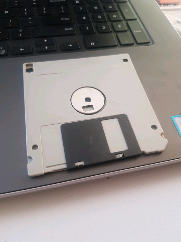 Unité de stockage Floppy disque vintage  dans Cartes-mémoires et clés USB  à Ville de Montréal