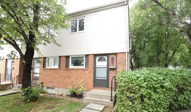 Cozy 2 bed, 1 bath townhouse condo in Sunny St. James!